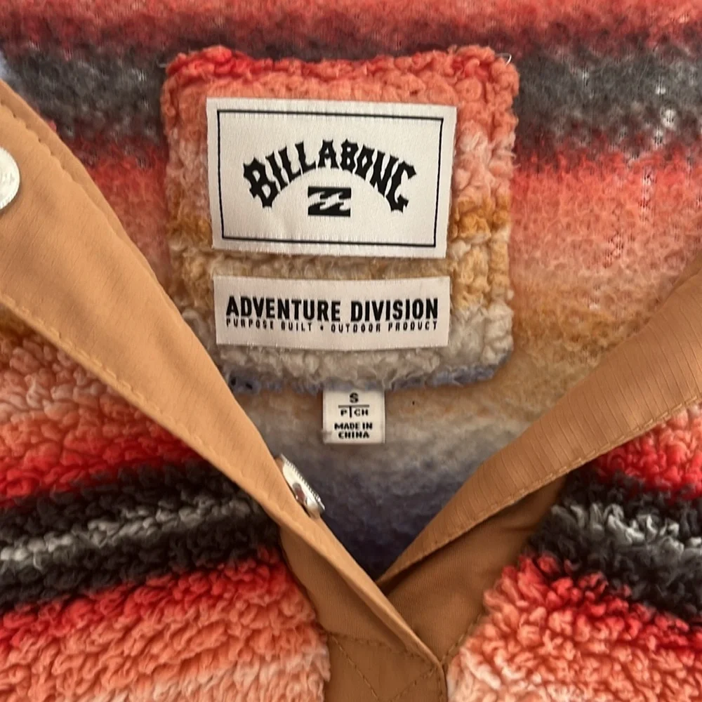 Size small, Billabong sweater - Picture 3 of 3